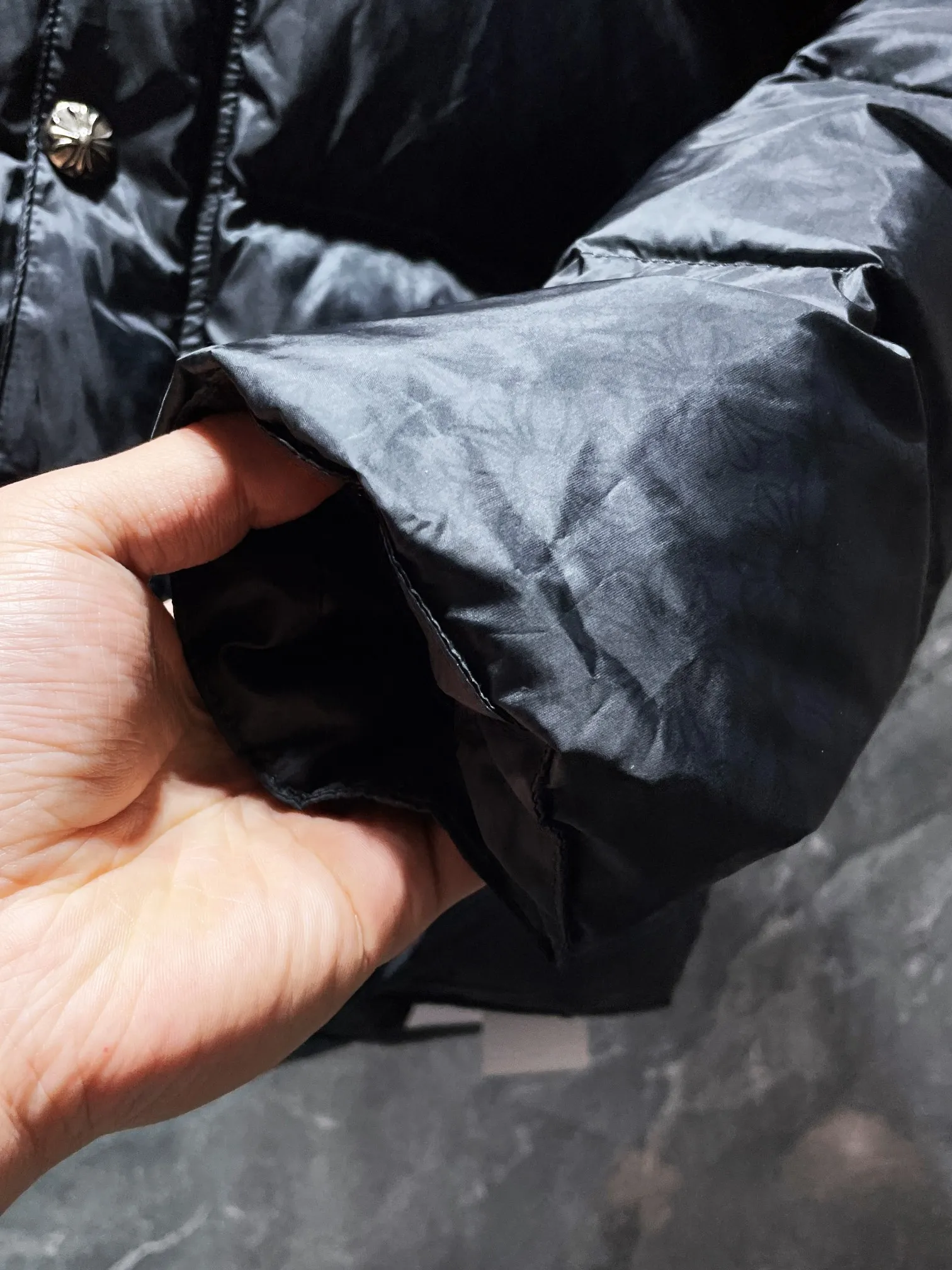 P700 Chrome Hearts ❄️Winter Down Jacket Series❄️ Chrome Hearts Dark Pattern Series Hooded Down Jacket is on sale simultaneously at the counter❤The hood is removable! The best Guangzhou national standard 90 velvet on the market! ! The world’s highest fluffiness of 900D! ! High standard and sufficient down filling! ! Exterior windproof and waterproof dark pattern custom fabric, interior high-grade dark pattern lining fabric to prevent lint, original hardware molding, exquisite craftsmanship details, casual or formal wear ✨ slim fit and not bloated Recommended color: Customized dark pattern flower series Code number: S, M, L, XL